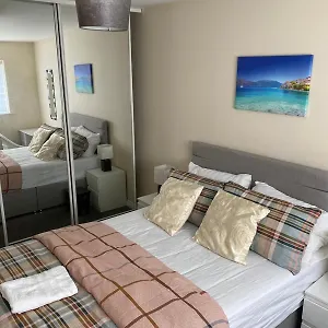 Cheerful 4 Bedroom Townhouse With Free Parking Apartment Newcastle upon Tyne